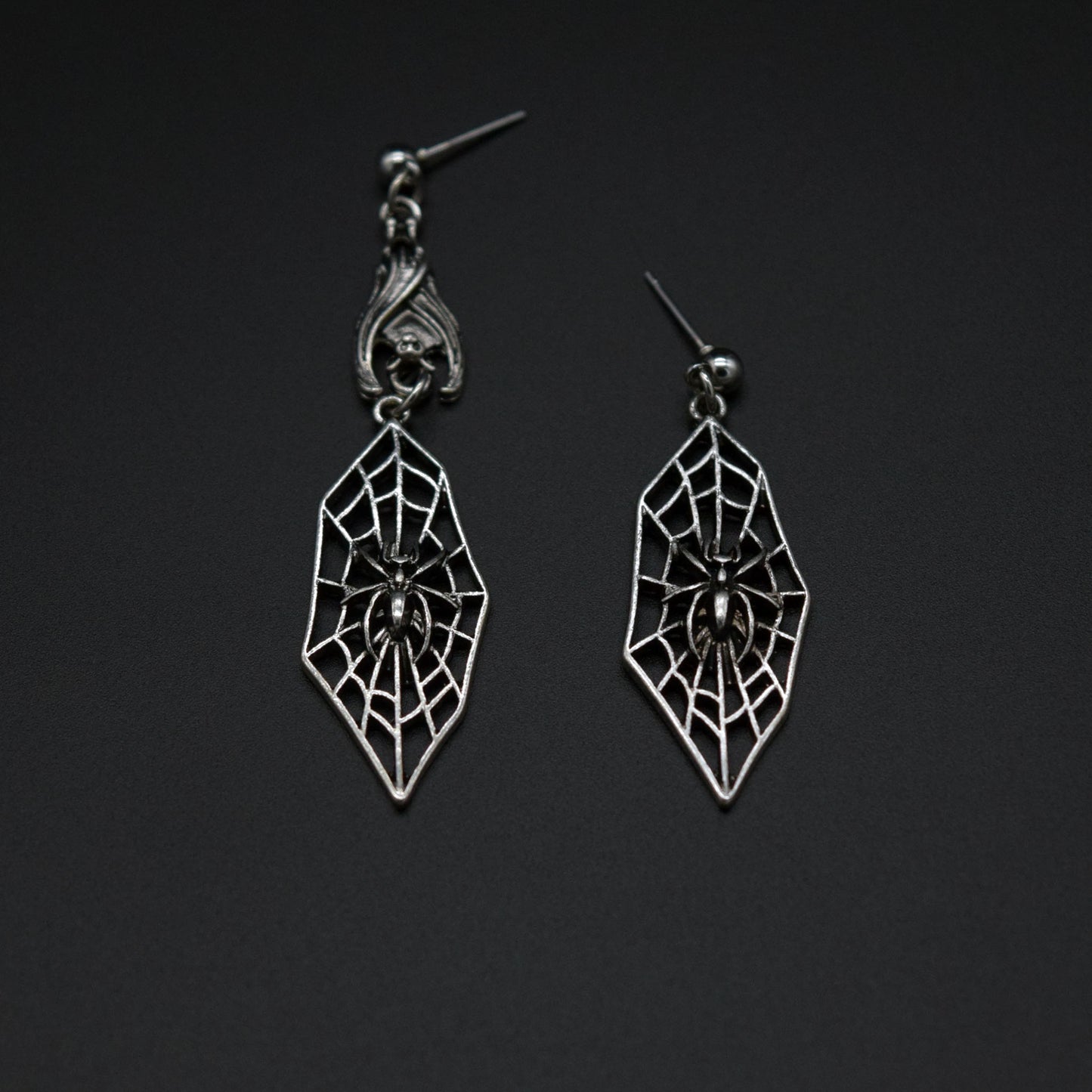 Webbed dangle earrings